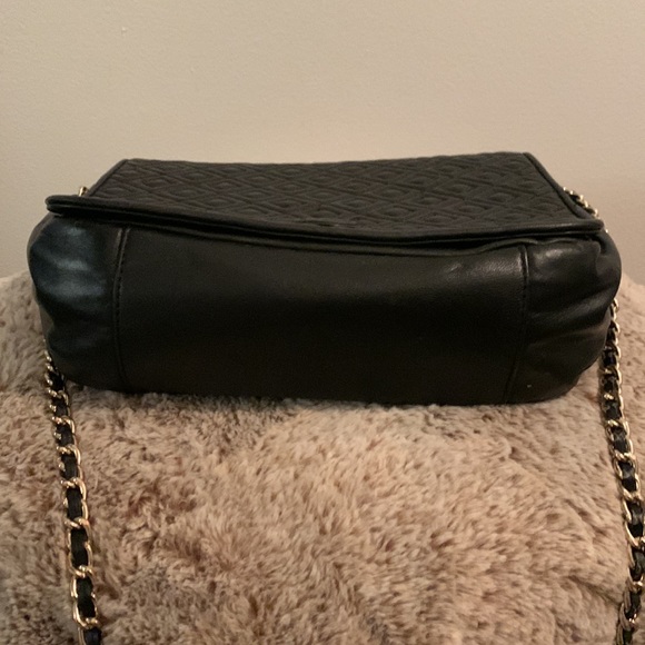 Tory Burch butter soft leather delicately loved. Black with magnetic closure. - Picture 8 of 9